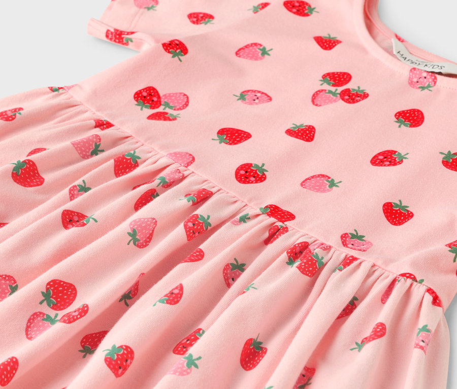 Gros plan d'une robe rose pour enfant avec un motif de fraises.