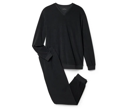 Un pyjama noir composé d'un haut à manches longues avec un col en V et d'un pantalon long sur fond blanc.