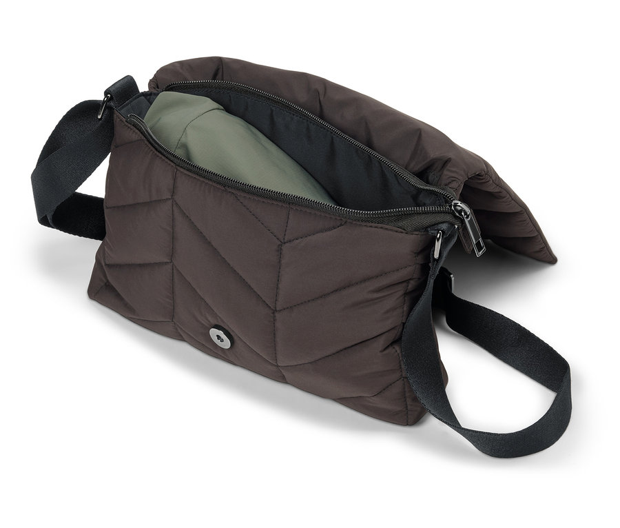 Sac bandoulière matelassé marron avec une sangle noire, partiellement ouvert, avec un vêtement vert à l'intérieur, sur un fond blanc.