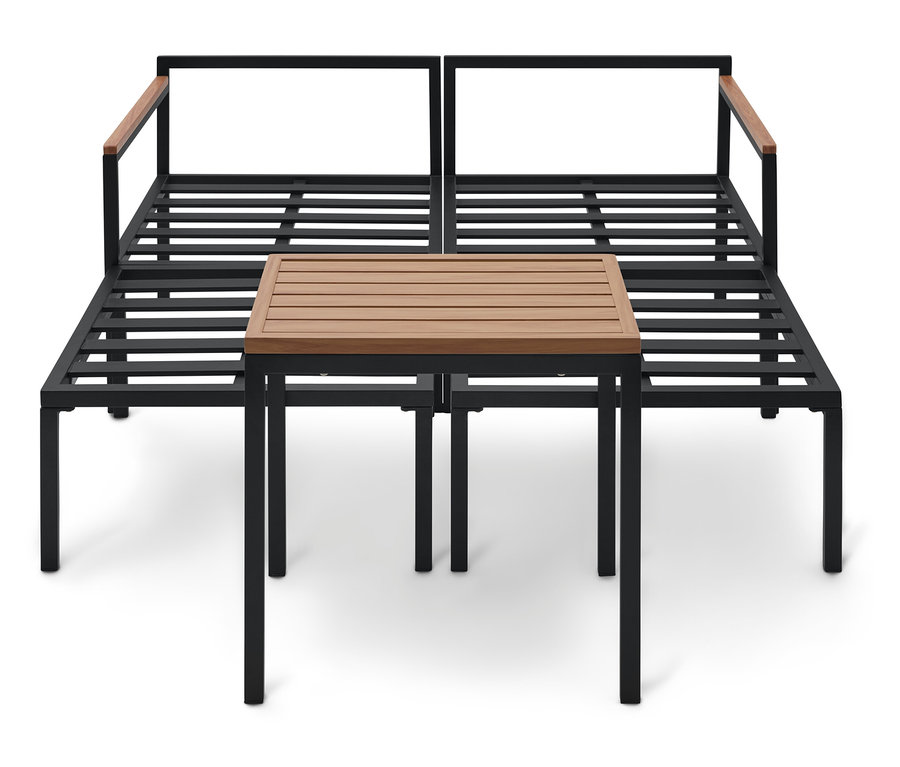 Deux cadres de canapé noirs avec des accoudoirs en bois se trouvent derrière une table carrée en bois.