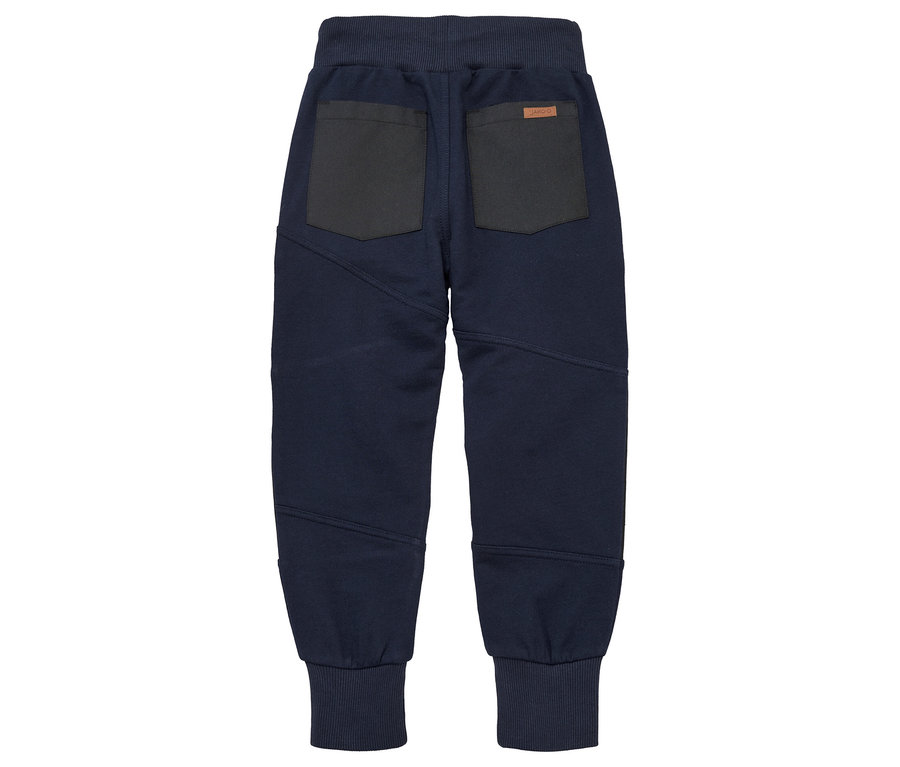 Pantalon bleu foncé avec poches foncées à l'arrière.