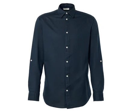 Chemise bleu foncé à manches longues, fermée par des boutons blancs.