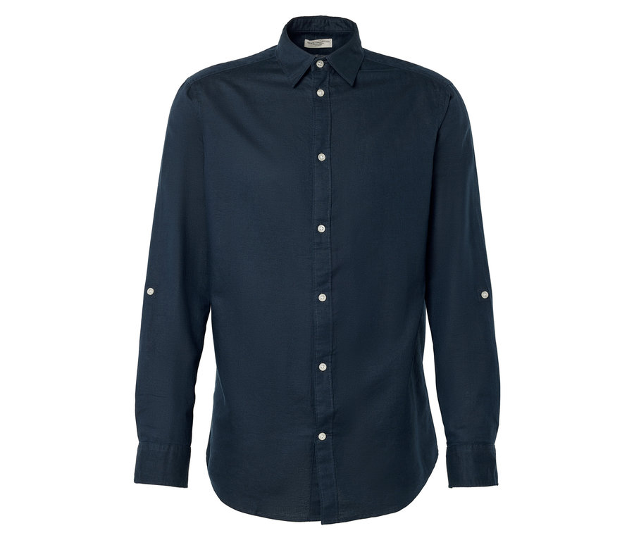 Chemise bleu foncé à manches longues, fermée par des boutons blancs.
