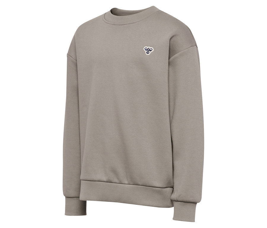Sweat-shirt hummel® HMLJR Loose Crew Neck Bee marron avec un petit logo sur la poitrine, pris de côté.