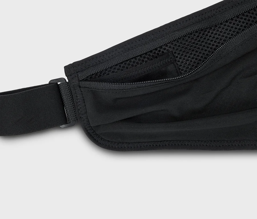 Gros plan d'un sac banane noir avec une sangle réglable et une poche zippée.