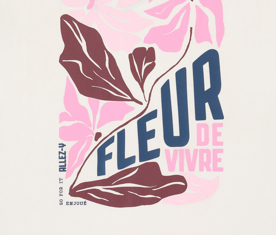 Gros plan sur un sweat-shirt CECIL avec un motif floral et les mots « Curious » et « Fleur de Vivre ».