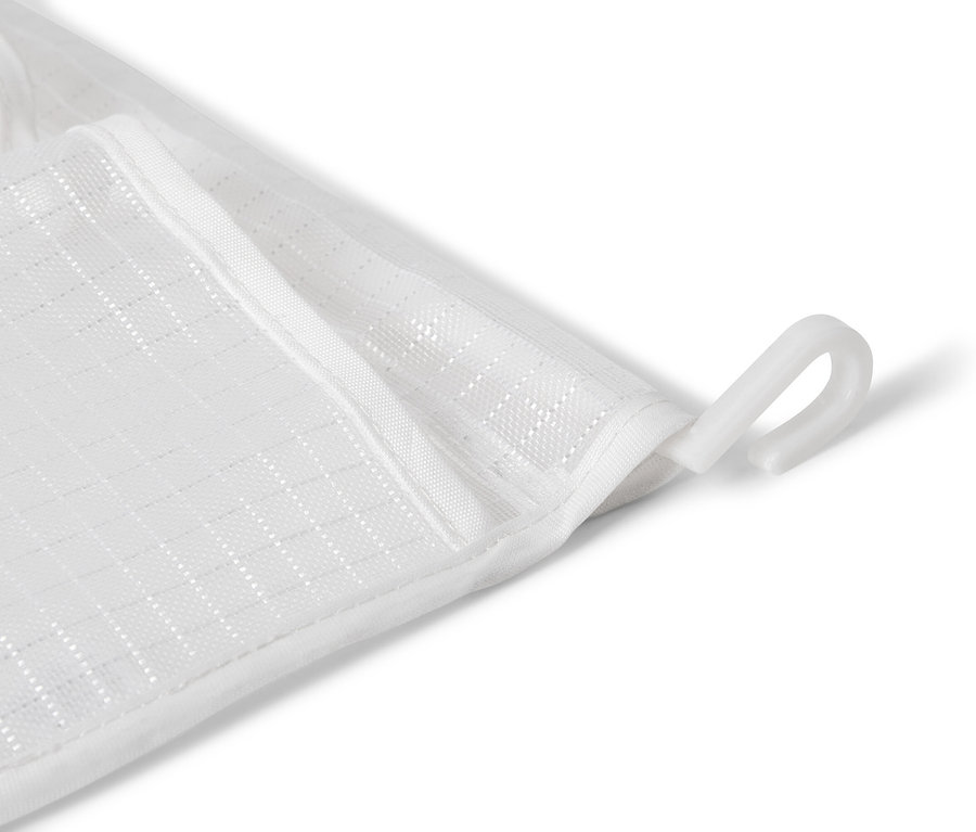 Gros plan d'un rideau de douche blanc avec un crochet blanc.