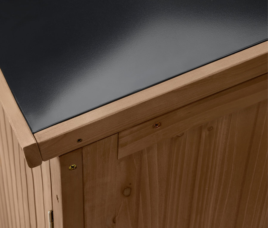 Gros plan d'une cabane en bois avec un toit noir et des ferrures.