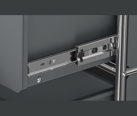Détail d'un meuble en métal gris CN3 avec tiroir et glissières métalliques.