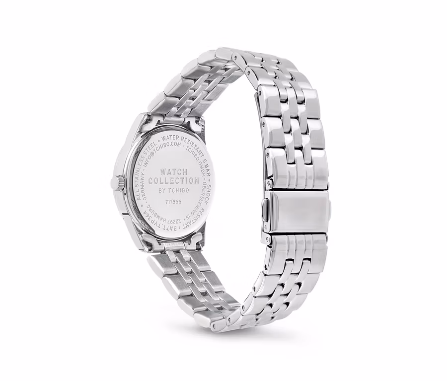 Détail d'une montre argentée avec un bracelet en métal.