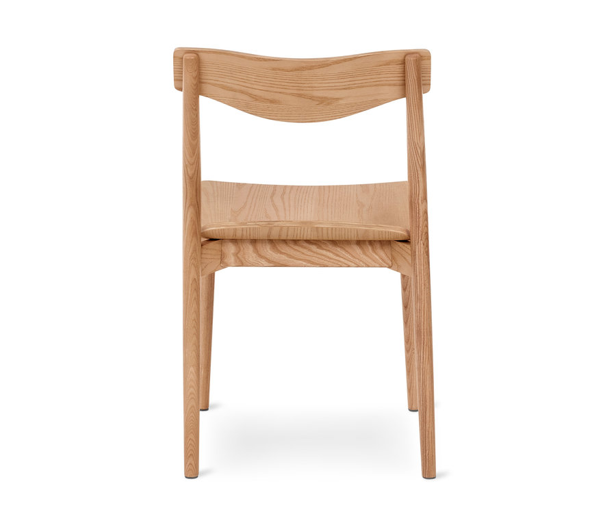 Chaise en bois clair avec un dossier incurvé et une assise plate, vue de face.