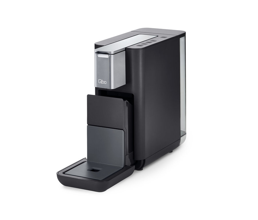 Une machine à café Qbo ESSENTIAL Dark Stone noire avec un réservoir à capsules ouvert.