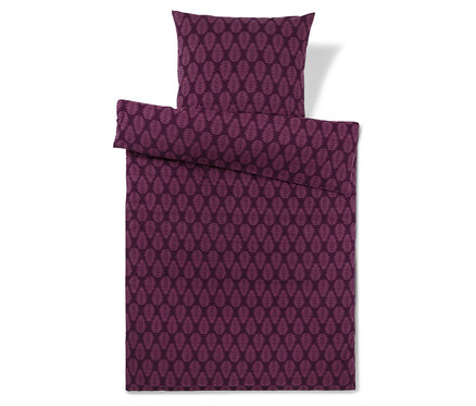 Une parure de lit violet foncé avec une housse de couette et une taie d'oreiller à motif de feuilles violet clair. La taie d'oreiller est placée au-dessus de la housse de couette pliée.