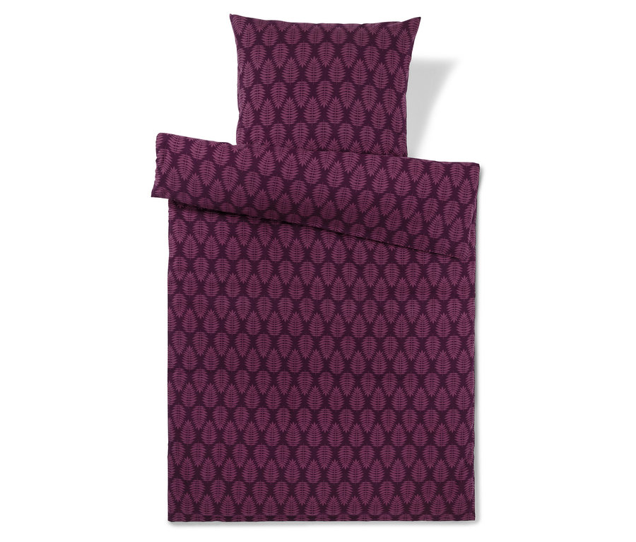 Une parure de lit violet foncé avec une housse de couette et une taie d'oreiller à motif de feuilles violet clair. La taie d'oreiller est placée au-dessus de la housse de couette pliée.