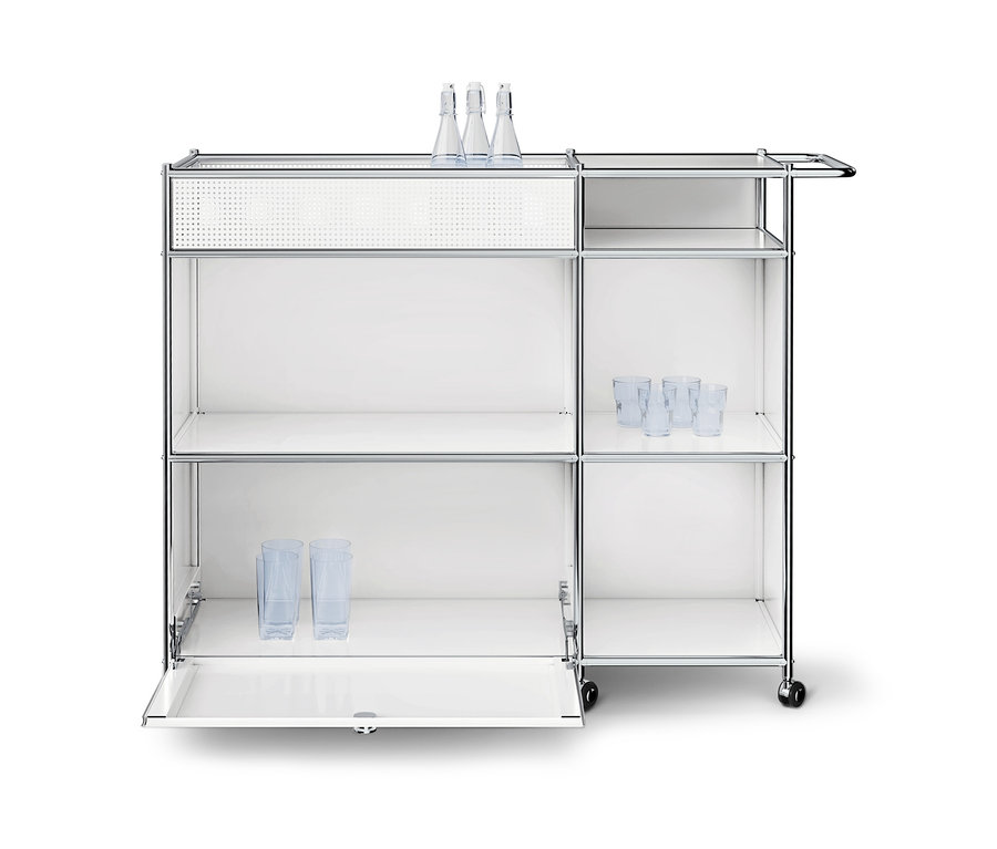 Chariot de bar blanc avec cadre chromé et plusieurs compartiments. Trois bouteilles transparentes sont sur l'étagère supérieure gauche, trois verres transparents sur l'étagère centrale droite et deux verres transparents dans le compartiment inférieur gauche ouvert. Le chariot a des roulettes et une poignée.