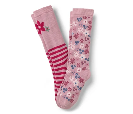 Deux paires de chaussettes montantes roses, une avec des rayures rouges et une fleur, l'autre avec un motif floral.