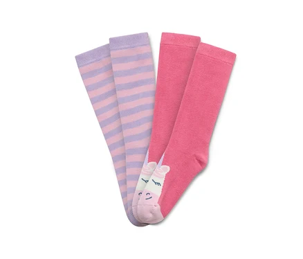 Deux paires de chaussettes hautes côte à côte, une rayée violet et rose, une rose avec un motif de licorne.