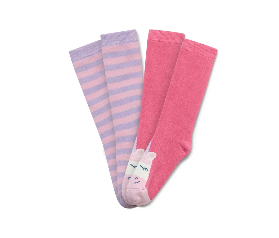 Deux paires de chaussettes hautes côte à côte, une rayée violet et rose, une rose avec un motif de licorne.