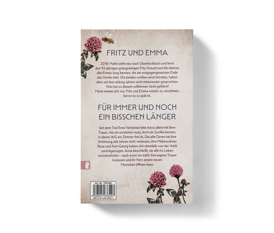 Dos de couverture d'un livre intitulé "FRITZ UND EMMA" et sous-titré "FÜR IMMER UND NOCH EIN BISSCHEN LÄNGER". En haut à gauche, une abeille survole un trèfle rose, et en bas à droite, deux trèfles roses. Le texte décrit l'intrigue du livre et inclut un ISBN et un numéro d'article.
