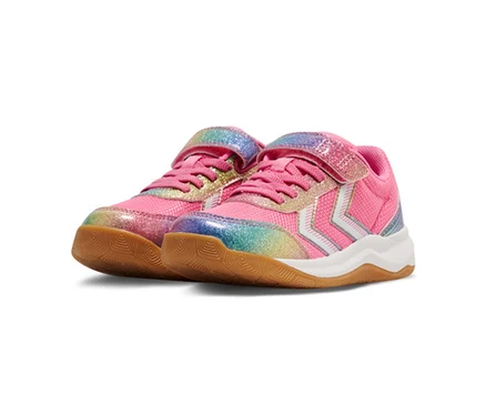 Une paire de baskets pour enfants roses avec des accents de paillettes arc-en-ciel, des rayures chevrons blanches, des lacets roses et une fermeture auto-agrippante. Elles ont une semelle intermédiaire blanche et une semelle extérieure en caoutchouc marron.