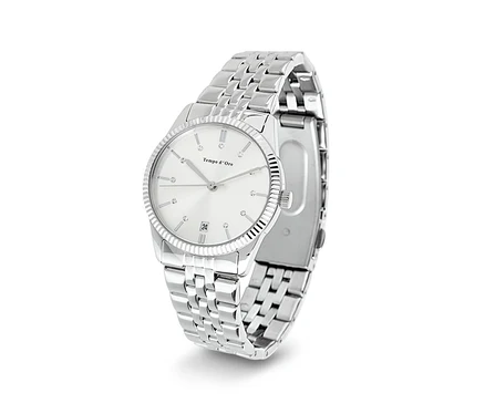 Une montre argentée avec un bracelet en métal et un cadran blanc.