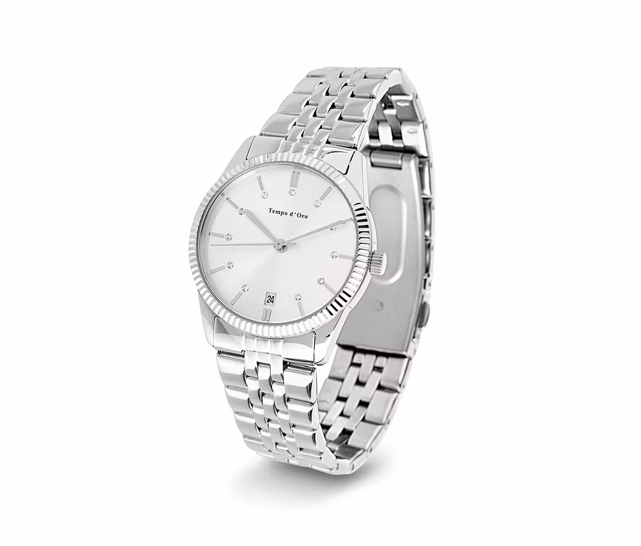 Une montre argentée avec un bracelet en métal et un cadran blanc.
