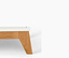 Structure blanche<br>Tiroirs 1x blanc, 1x rose, 1x rose foncé<br>Piètement en chêne naturel