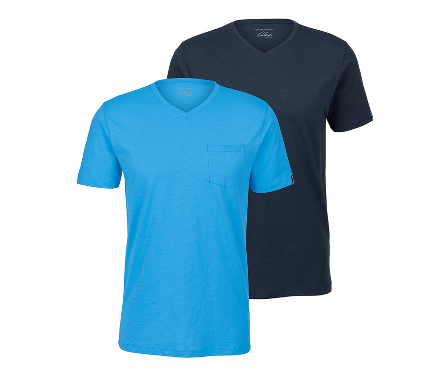 Deux t-shirts avec encolure en V, un bleu clair avec une poche et l'autre bleu foncé.
