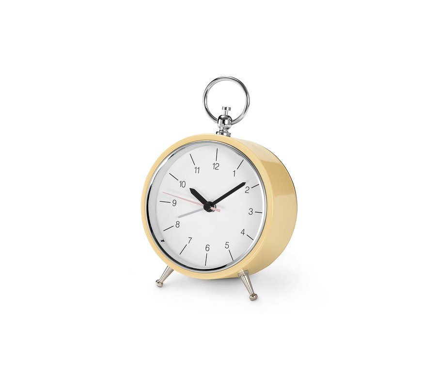 Un réveil analogique rétro jaune avec un cadran blanc et des pieds argentés.