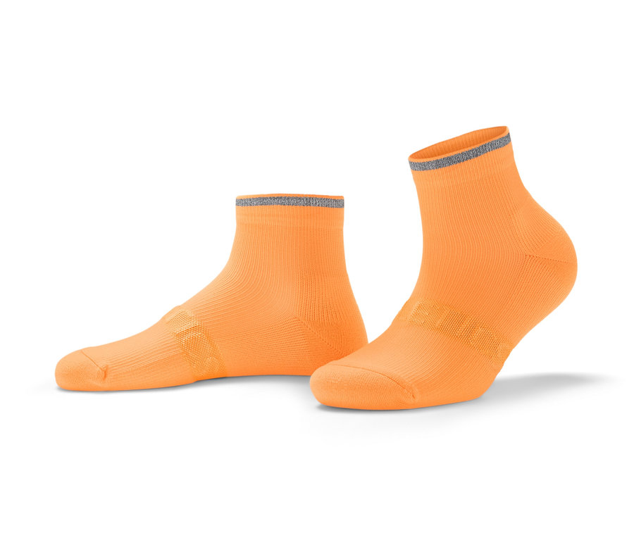 Deux paires de chaussettes de course orange néon.