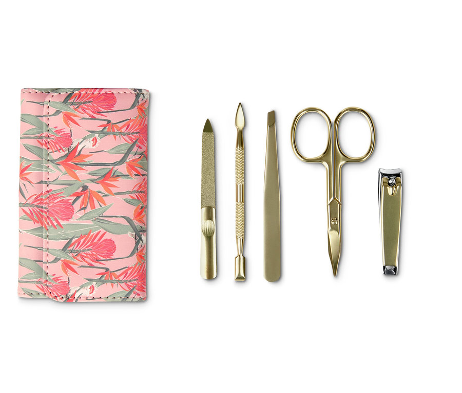Un kit de manucure avec un motif floral tropical sur l'étui et des outils dorés.