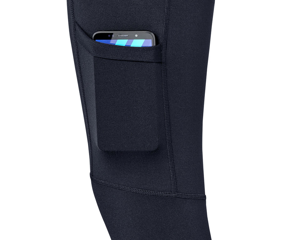Détail d'un collant d'extérieur avec une poche pour téléphone portable dans laquelle se trouve un téléphone portable.