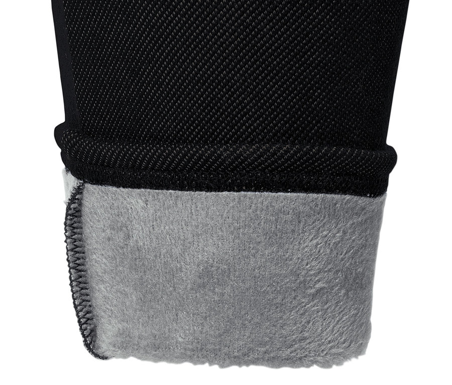 Gros plan sur un legging doublé à l’aspect jean noir avec une doublure grise.