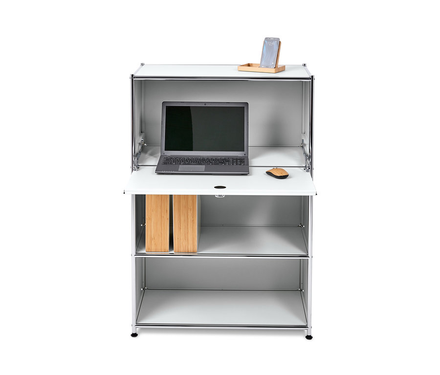 Secrétaire métal « CN3 », blanc avec un ordinateur portable et une souris en bois sur un plan de travail ouvert.