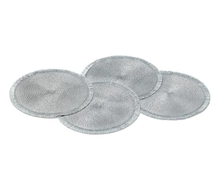 Quatre sets de table argentés.