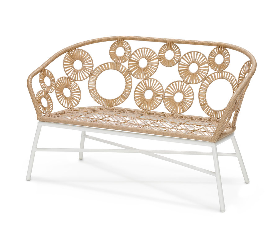 Un banc à motif floral en polyrotin sur fond blanc.
