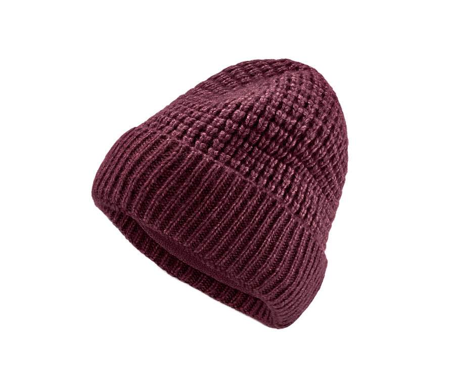 Un bonnet en maille rouge bordeaux.