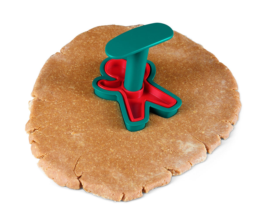 Un emporte-pièce vert et rouge Kit de tampons à biscuits sur de la pâte.