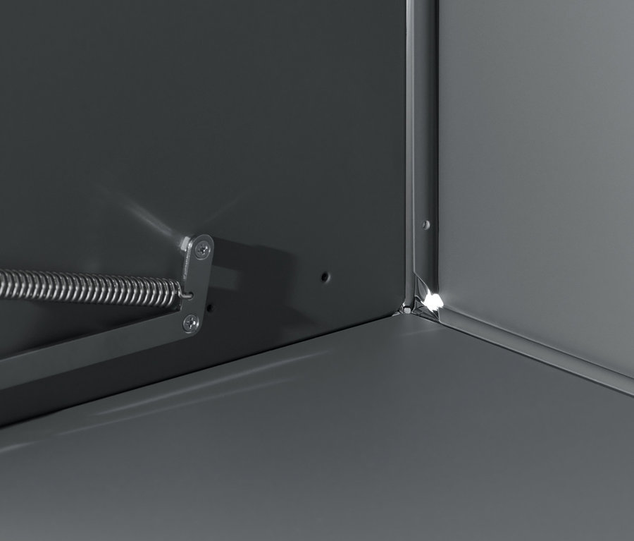 Vue détaillée d'un buffet bas « CN3 » gris avec abattant et mécanisme en métal.