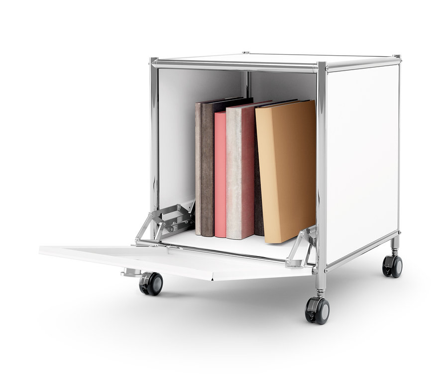 Table d'appoint avec tiroir en métal « CN3 », blanche avec un tiroir ouvert contenant des livres.