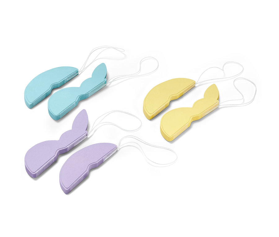 Six pendentifs de Pâques en papier bleu, jaune et violet.