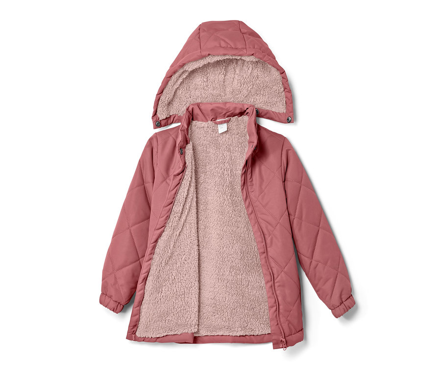 Une veste matelassée rose pour enfant, ouverte, avec une capuche et une doublure en peluche, posée sur un fond blanc.