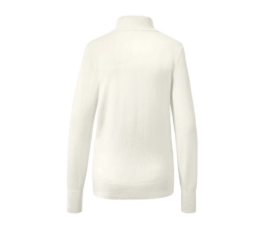 Vue détaillée de l'arrière d'un pull à col roulé en maille fine blanc crème.