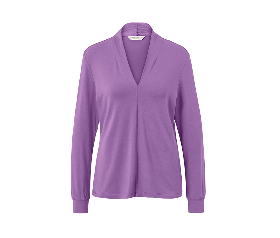 Blouse lilas avec encolure en V.