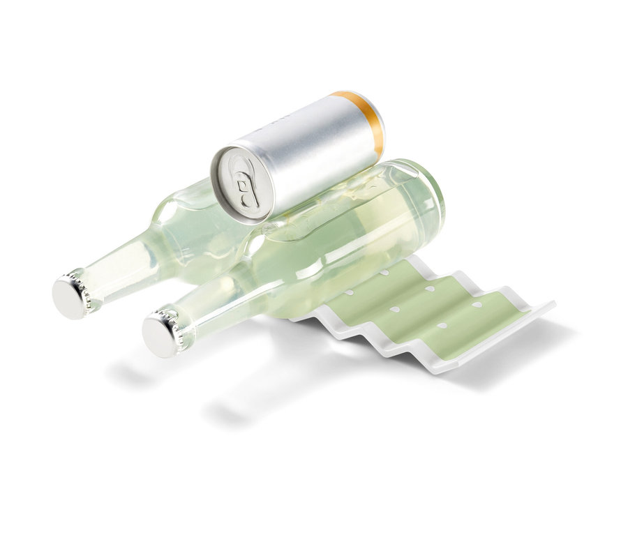 Deux bouteilles et une canette reposent sur le support à bouteilles pour le réfrigérateur.