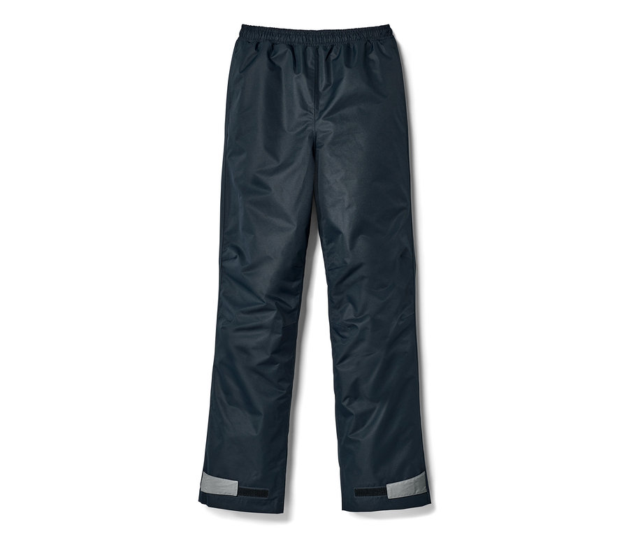 Un pantalon de pluie pour enfant bleu marine avec des réflecteurs au bas des jambes.