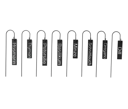 Photo noir et blanc de huit écriteaux pour herbes noirs avec les noms suivants : Romarin, Thym, Persil, Basilic, Menthe, Ciboulette, Origan, Aneth.
