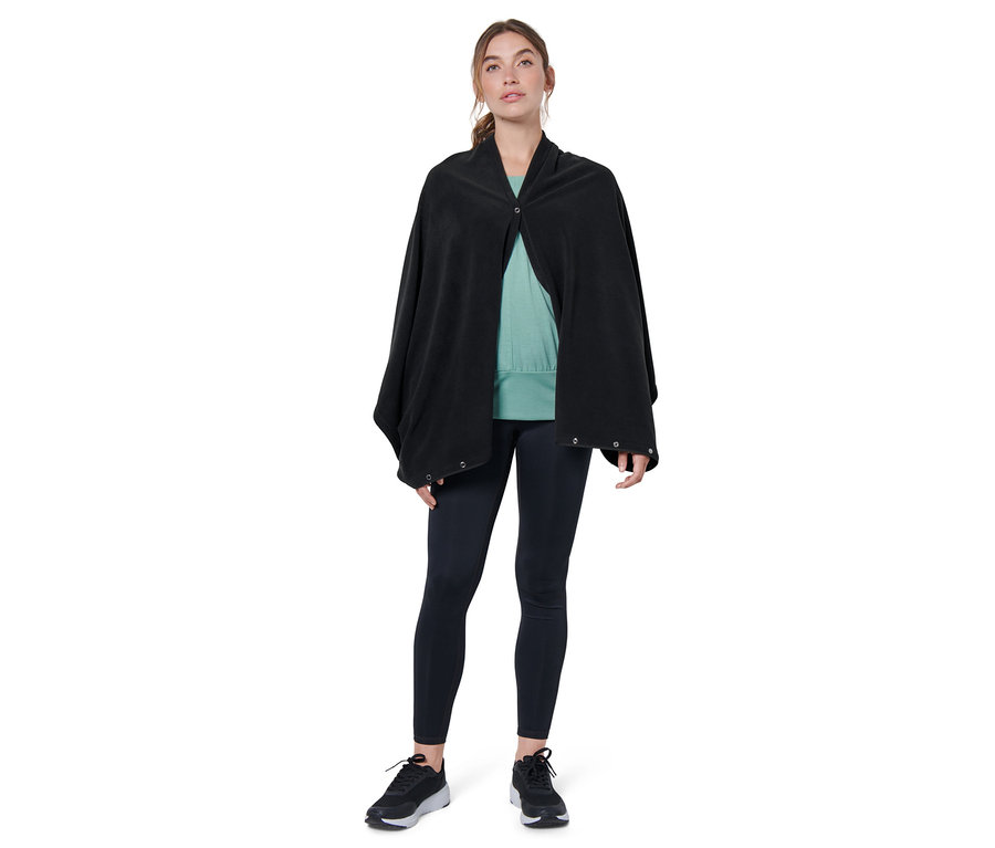 Une femme portant un châle oversize 3 en 1 noir.