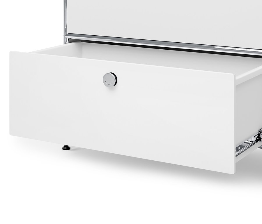 Détail d'un tiroir ouvert de la commode en métal blanche « CN3 ».