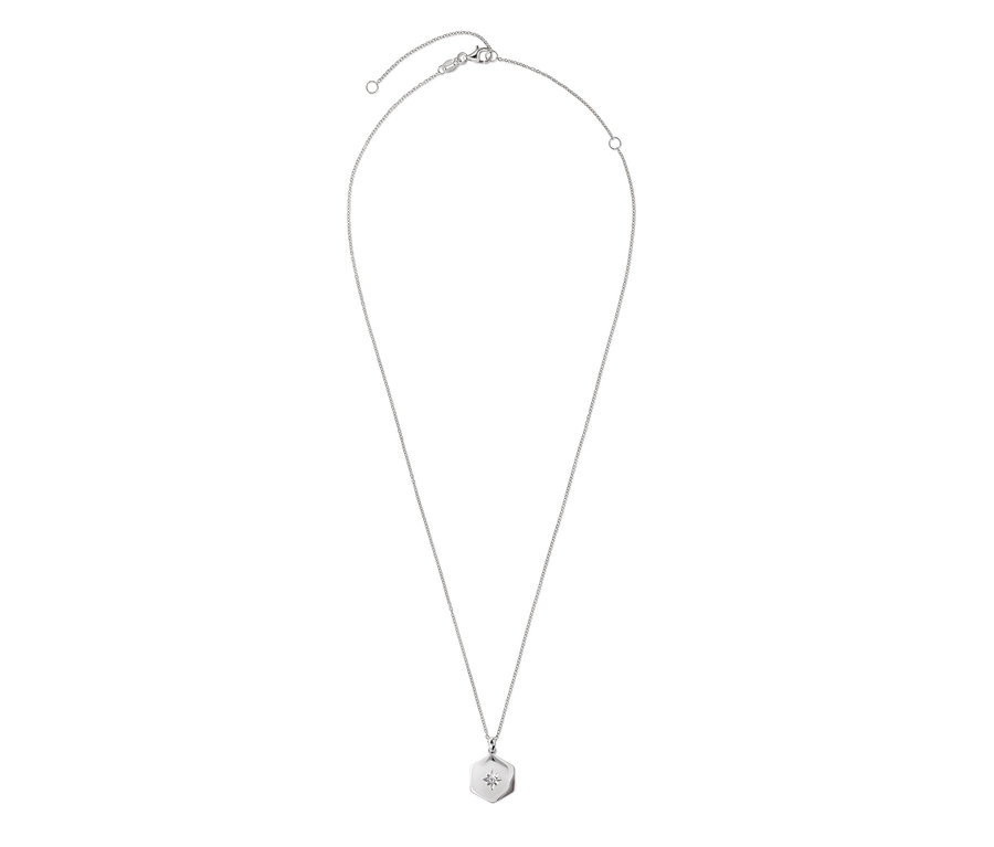 Chaîne en argent avec pendentif hexagonal.